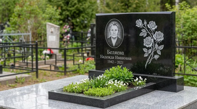 Памятник с гравировкой роз — выполненная работа «Беляева» в Сургуте