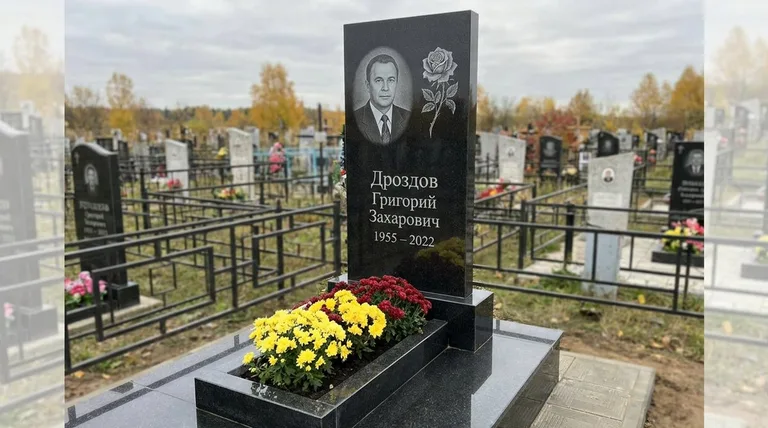 Памятник с гравировкой роз — выполненная работа «Дроздов» в Сургуте