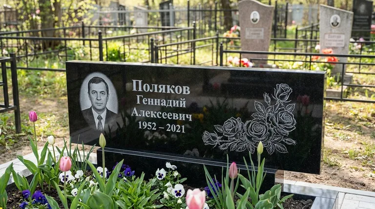 Памятник с гравировкой роз — выполненная работа «Поляков» в Сургуте