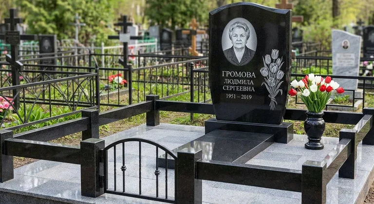 Памятник с гравировкой тюльпанов — выполненная работа «Громова» в Сургуте
