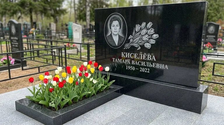Памятник с гравировкой тюльпанов — выполненная работа «Киселёва» в Сургуте