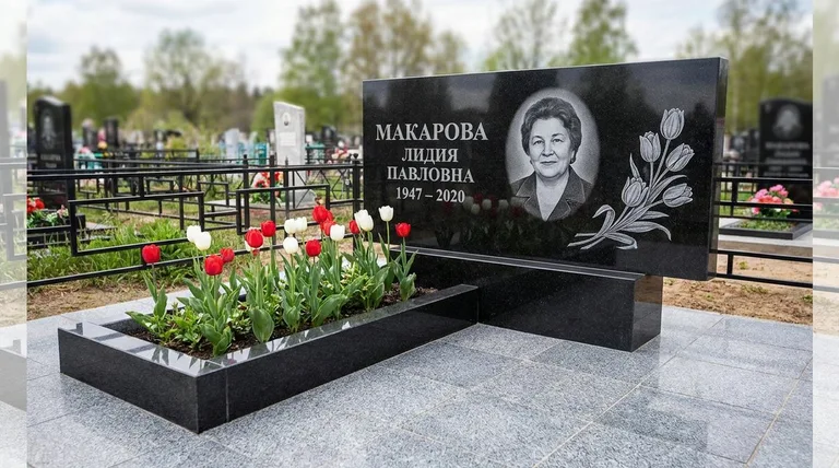 Памятник с гравировкой тюльпанов — выполненная работа «Макарова» в Сургуте