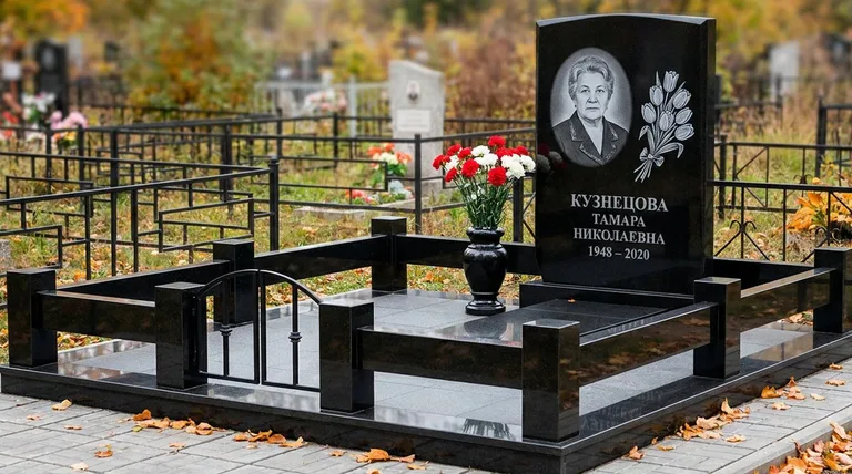 Памятник с гравировкой тюльпанов — выполненная работа «Кузнецова» в Сургуте