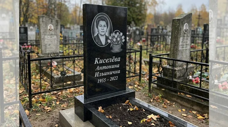 Памятник с гравировкой тюльпанов — выполненная работа «Киселёва» в Сургуте