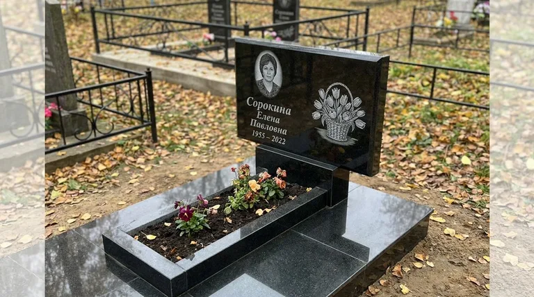 Памятник с гравировкой тюльпанов — выполненная работа «Сорокина» в Сургуте