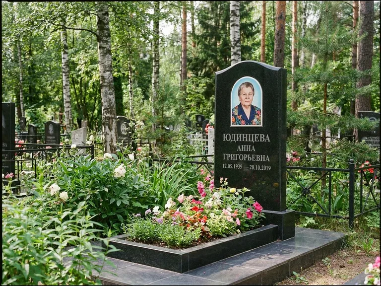 Овальный портрет на памятнике весной в Сургуте