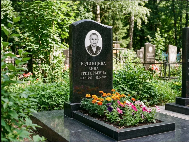 Овальный портрет на сером граните — работа «Юдинцева» в Сургуте