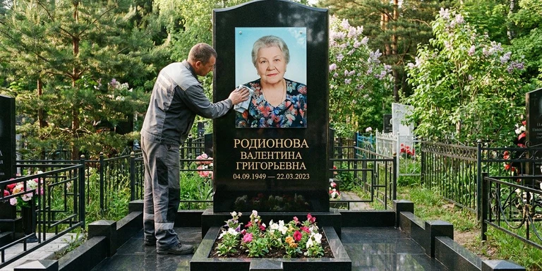 Фотокерамика и печать фото на памятник в Сургуте — мастер устанавливает цветной портрет на стекле на гранитный памятник
