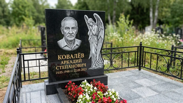 Гравировка ангела на памятник в Сургуте — памятник из чёрного гранита с гравировкой