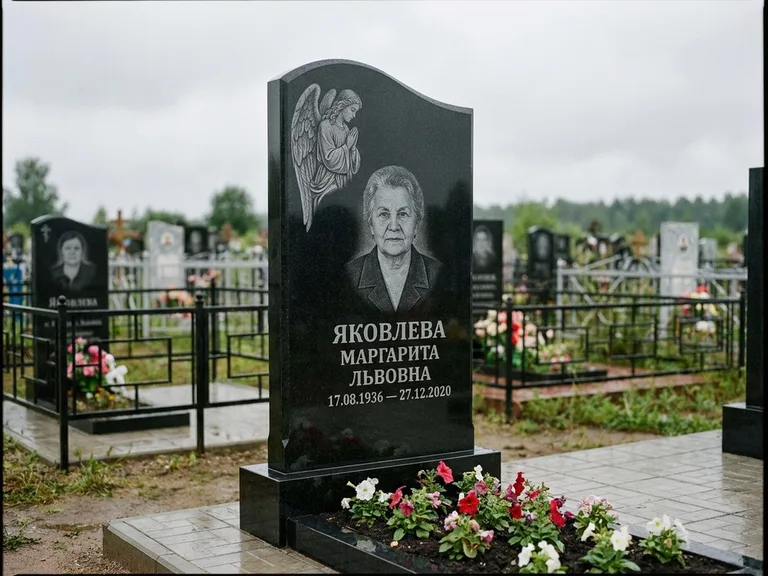 Памятник с гравировкой ангела — гравировка молящегося ангела в верхней части стелы, работа «Яковлева» в Сургуте