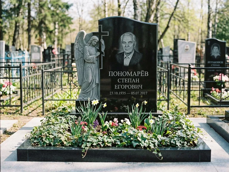 Памятник с гравировкой ангела — гравировка ангела с крестом рядом с эпитафией, работа «Пономарёв» в Сургуте