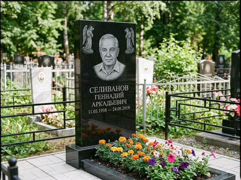 Памятник с гравировкой ангела — гравировка двух ангелов по сторонам портрета, работа «Селиванов» в Сургуте