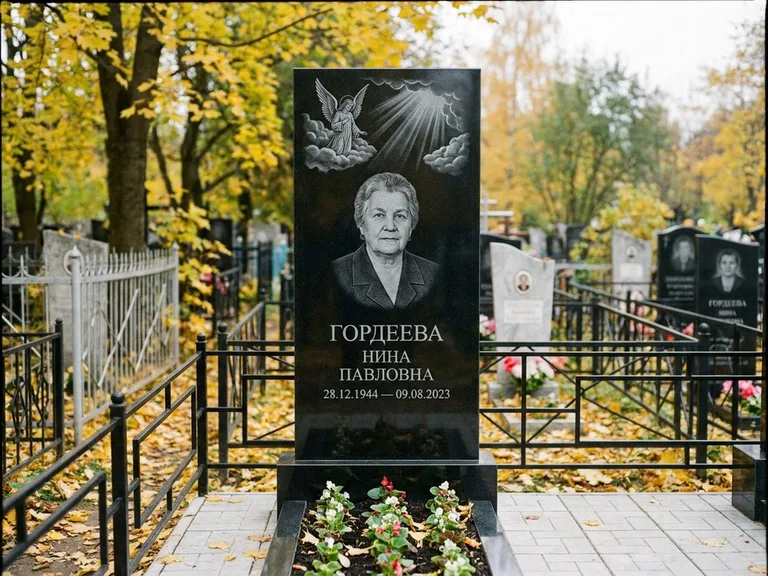 Памятник с гравировкой ангела — гравировка ангела в облаках с лучами над портретом, работа «Гордеева» в Сургуте