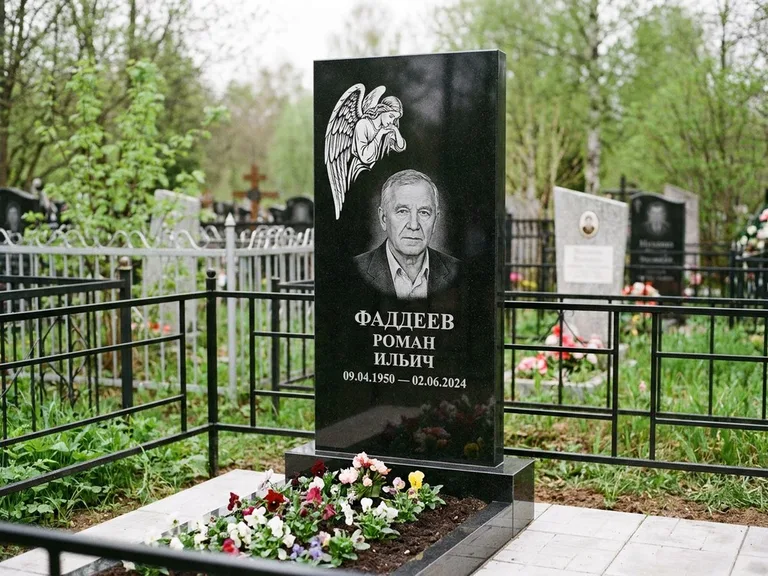 Памятник с гравировкой ангела — белая гравировка скорбящего ангела над портретом, работа «Фаддеев» в Сургуте