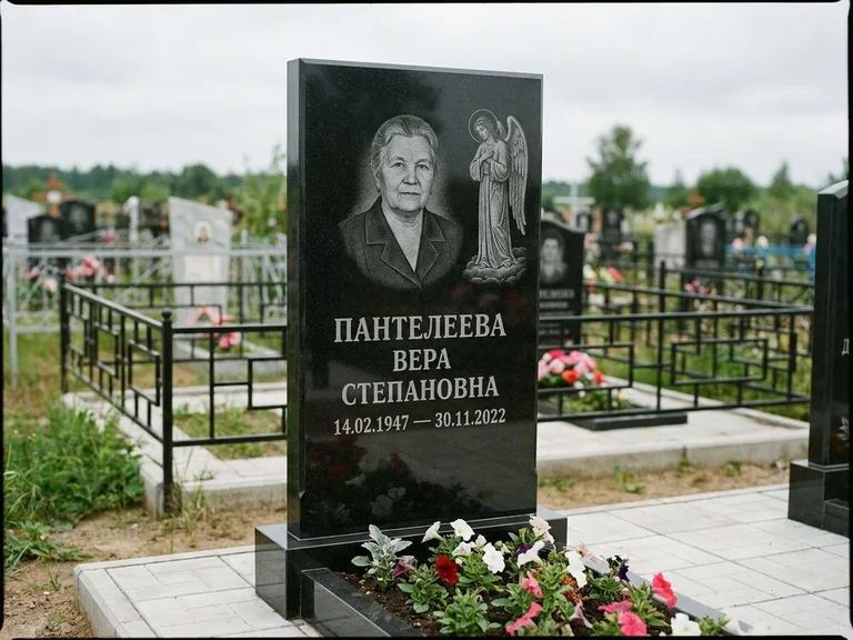Памятник с гравировкой ангела — гравировка ангела-хранителя сбоку от портрета, работа «Пантелеева» в Сургуте