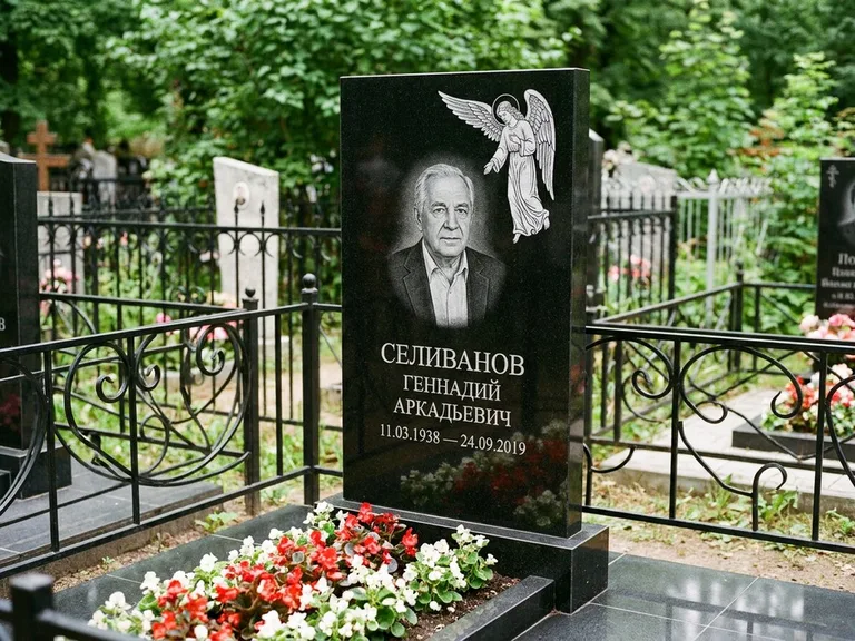 Памятник с гравировкой ангела — белая гравировка скорбящего ангела над портретом, работа «Селиванов» в Сургуте
