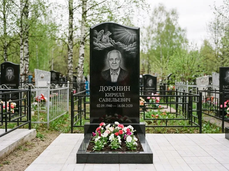 Памятник с гравировкой ангела — гравировка ангела в облаках с лучами над портретом, работа «Доронин» в Сургуте