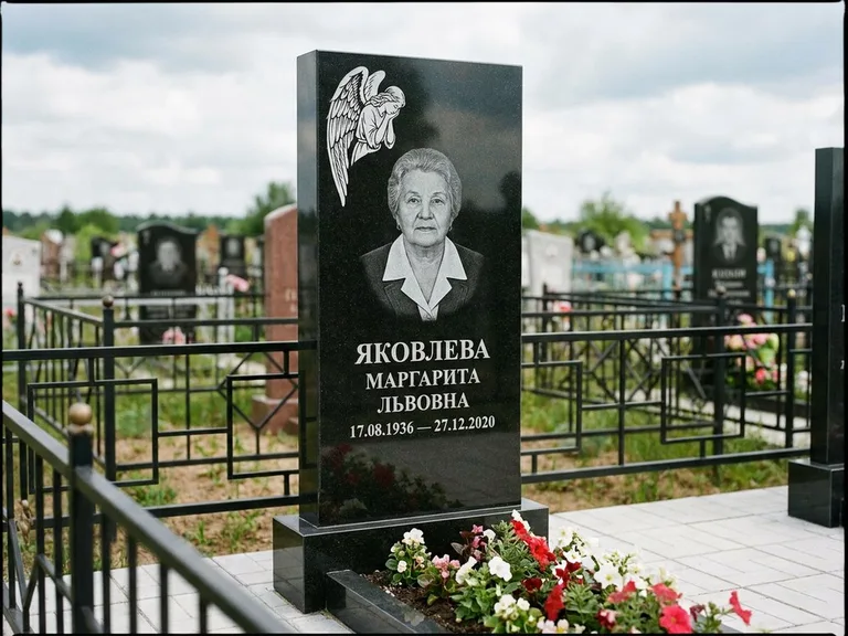 Памятник с гравировкой ангела — белая гравировка скорбящего ангела над портретом, работа «Яковлева» в Сургуте