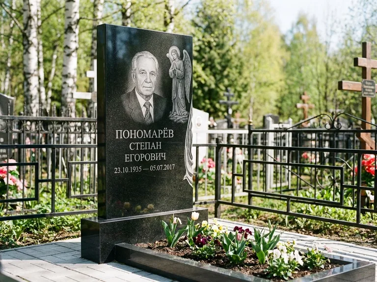Памятник с гравировкой ангела — гравировка ангела-хранителя сбоку от портрета, работа «Пономарёв» в Сургуте