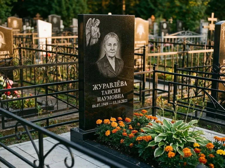 Памятник с гравировкой ангела — гравировка молящегося ангела в верхней части стелы, работа «Журавлёва» в Сургуте