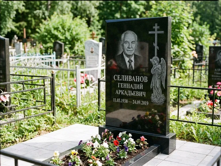 Памятник с гравировкой ангела — гравировка ангела с крестом рядом с эпитафией, работа «Селиванов» в Сургуте
