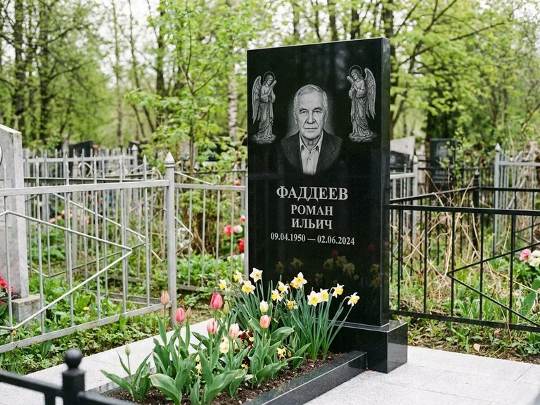 Памятник с гравировкой ангела — гравировка двух ангелов по сторонам портрета, работа «Фаддеев» в Сургуте