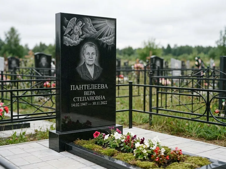 Памятник с гравировкой ангела — гравировка ангела в облаках с лучами над портретом, работа «Пантелеева» в Сургуте