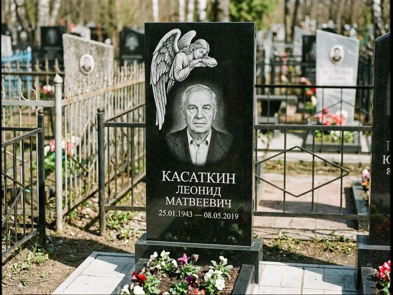 Памятник с гравировкой ангела — белая гравировка скорбящего ангела над портретом, работа «Касаткин» в Сургуте