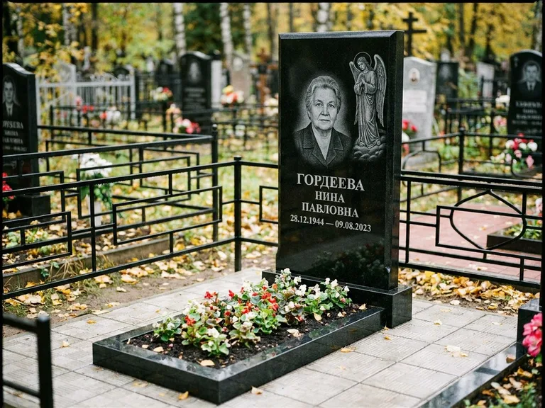 Памятник с гравировкой ангела — гравировка ангела-хранителя сбоку от портрета, работа «Гордеева» в Сургуте