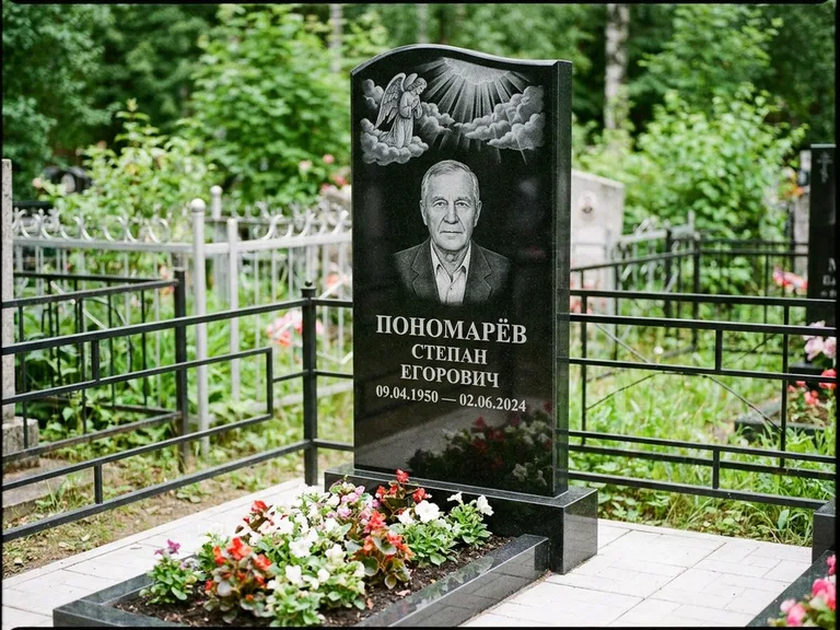Памятник с гравировкой ангела — гравировка ангела-хранителя сбоку от портрета, работа «Лобанова» в Сургуте