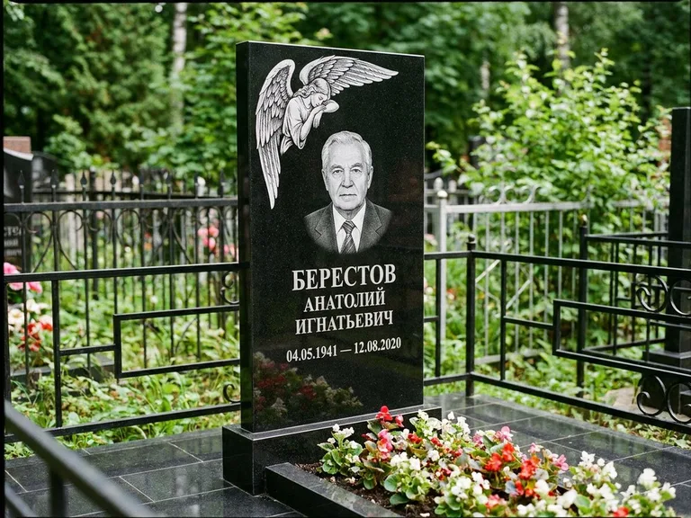 Памятник с гравировкой ангела — гравировка молящегося ангела в верхней части стелы, работа «Свиридов» в Сургуте