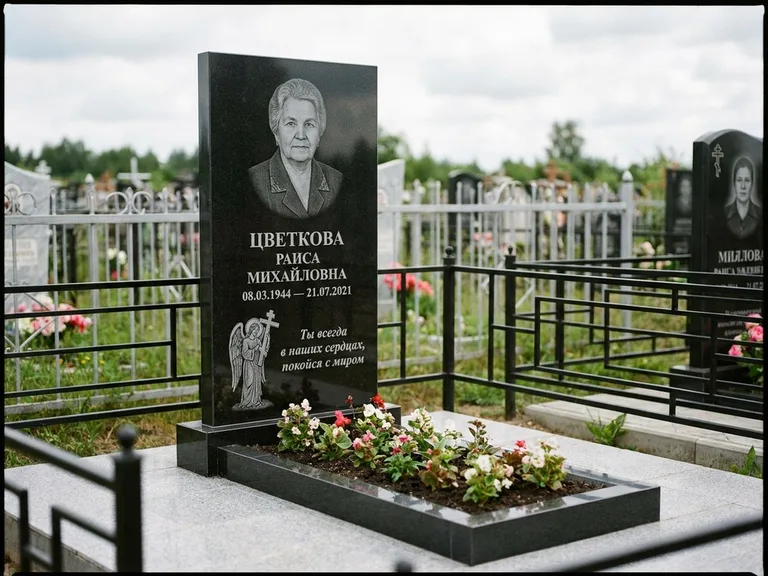 Памятник с гравировкой ангела — гравировка двух ангелов по сторонам портрета, работа «Яковлева» в Сургуте