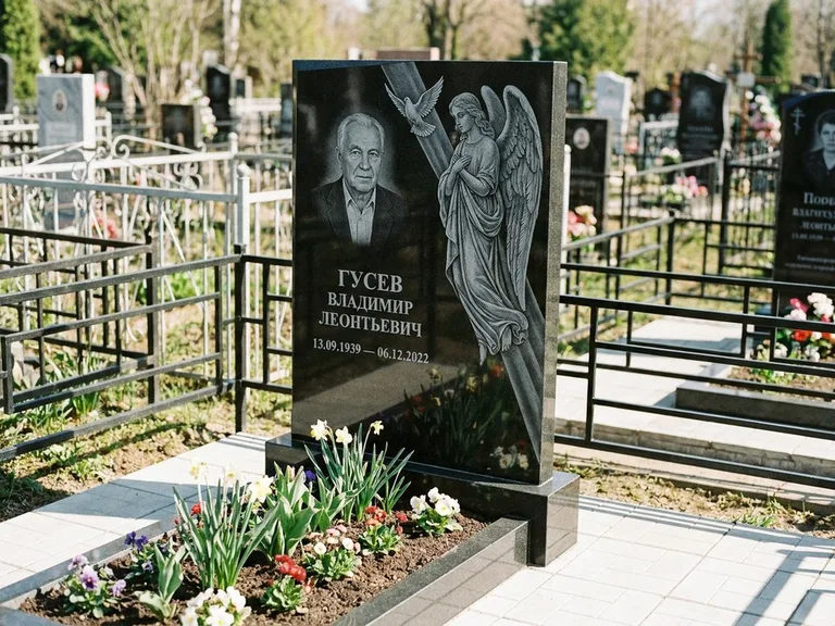 Памятник с гравировкой ангела — гравировка ангела в облаках с лучами над портретом, работа «Пономарёв» в Сургуте