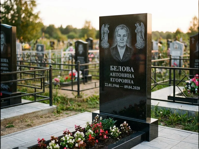 Памятник с гравировкой ангела — белая гравировка скорбящего ангела над портретом, работа «Журавлёва» в Сургуте