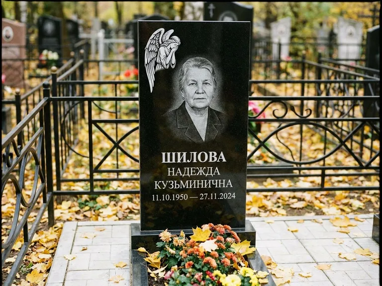 Памятник с гравировкой ангела — гравировка молящегося ангела в верхней части стелы, работа «Гордеева» в Сургуте