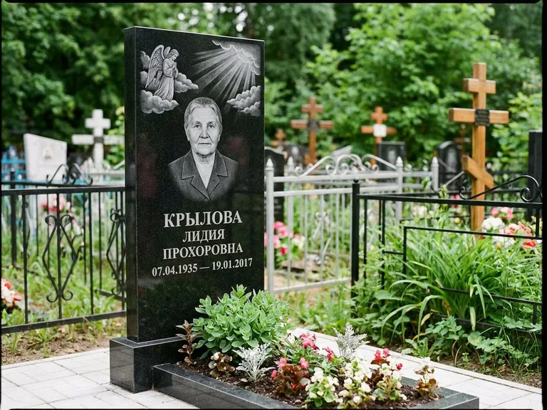 Памятник с гравировкой ангела — гравировка ангела в облаках с лучами над портретом, работа «Лобанова» в Сургуте