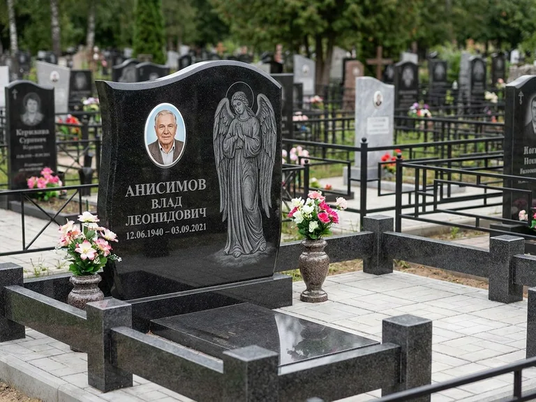 Памятник с гравировкой ангела — белая гравировка скорбящего ангела над портретом, работа «Свиридов» в Сургуте