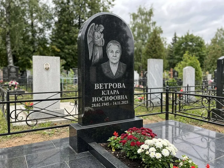 Памятник с гравировкой ангела — гравировка ангела-хранителя сбоку от портрета, работа «Игнатова» в Сургуте