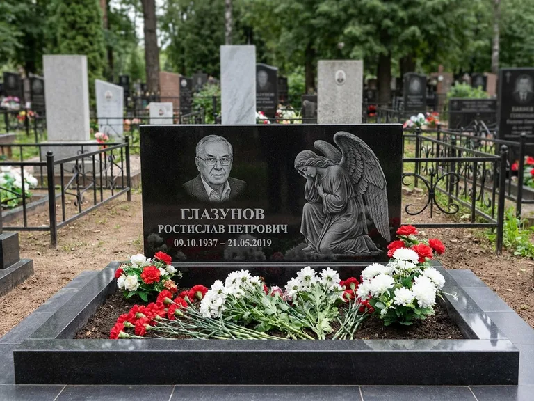 Памятник с гравировкой ангела — гравировка молящегося ангела в верхней части стелы, работа «Доронин» в Сургуте
