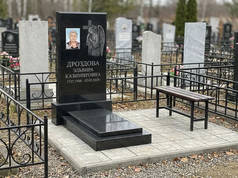 Памятник с гравировкой ангела — гравировка ангела с крестом рядом с эпитафией, работа «Яковлева» в Сургуте