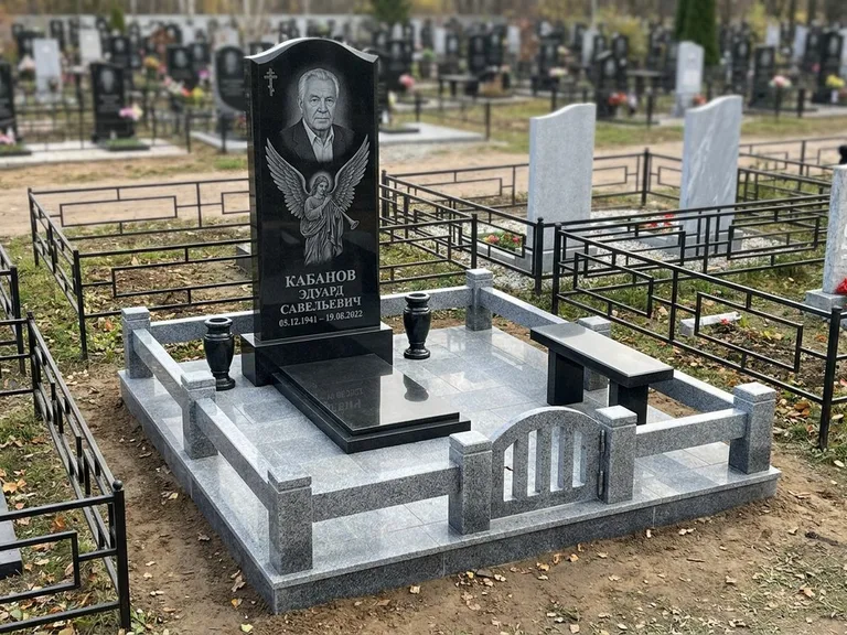 Памятник с гравировкой ангела — гравировка ангела с голубем по диагонали стелы, работа «Пономарёв» в Сургуте