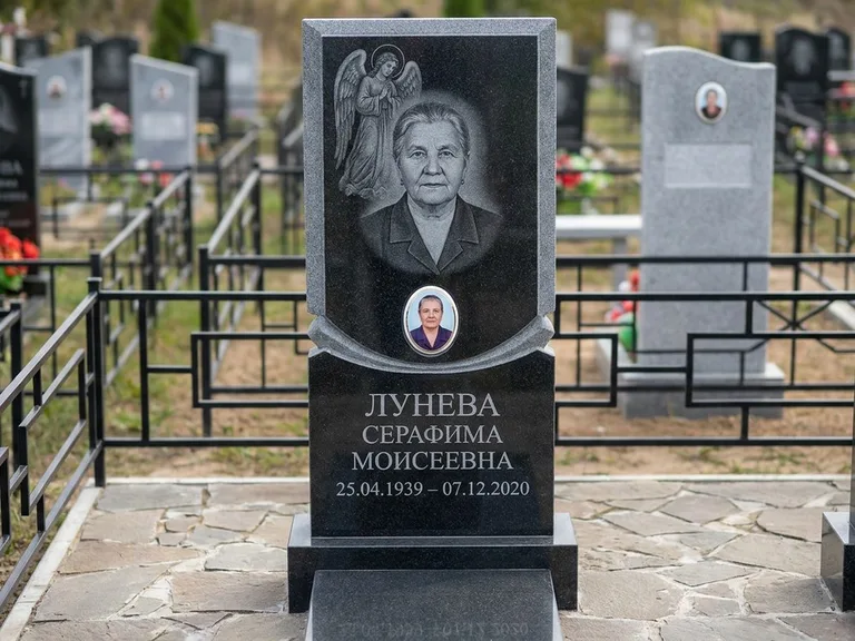 Памятник с гравировкой ангела — гравировка двух ангелов по сторонам портрета, работа «Журавлёва» в Сургуте