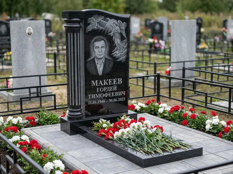 Памятник с гравировкой ангела — гравировка ангела в облаках с лучами над портретом, работа «Селиванов» в Сургуте