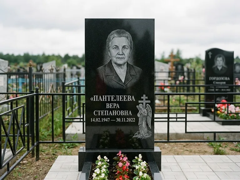 Памятник с гравировкой ангела — гравировка ангела с крестом рядом с эпитафией, работа «Пантелеева» в Сургуте