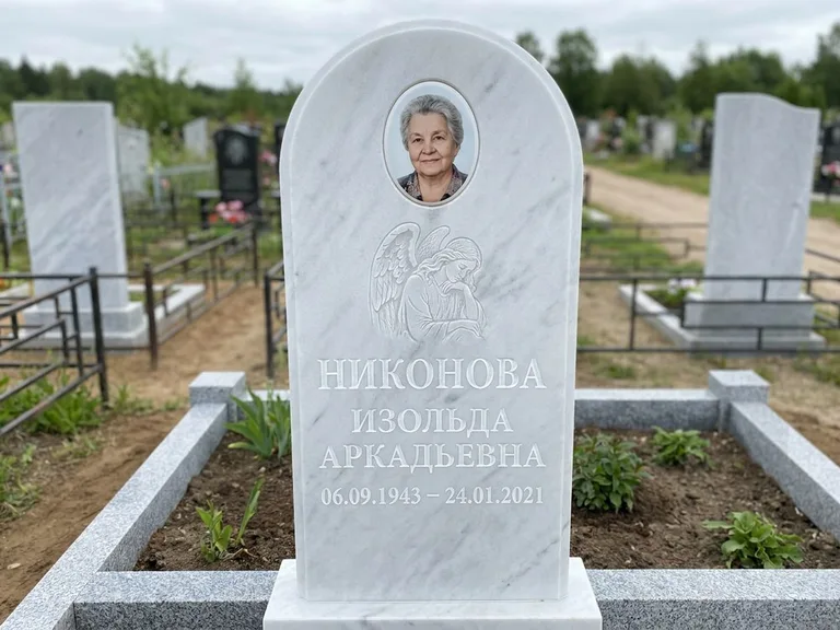 Памятник с гравировкой ангела — белая гравировка скорбящего ангела над портретом, работа «Гордеева» в Сургуте