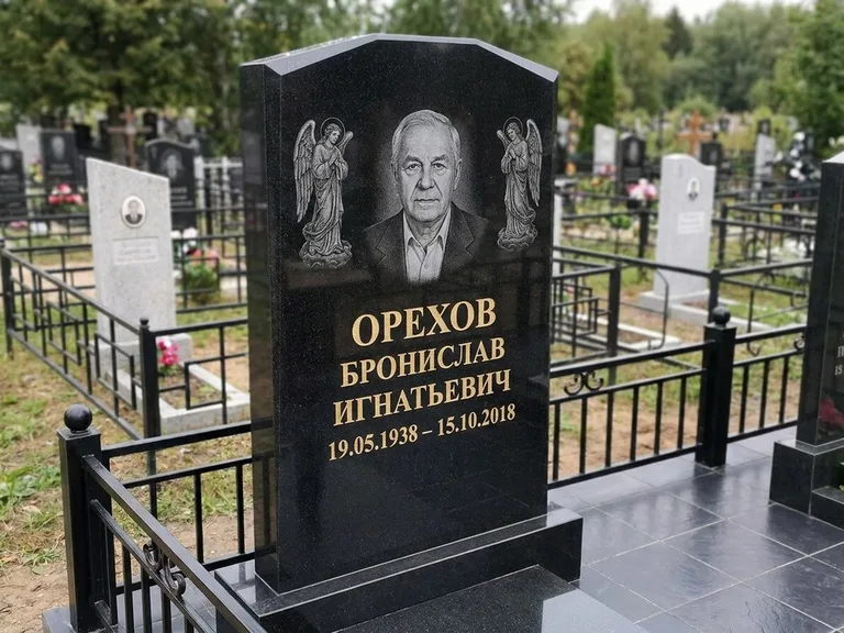 Памятник с гравировкой ангела — гравировка ангела-хранителя сбоку от портрета, работа «Фаддеев» в Сургуте