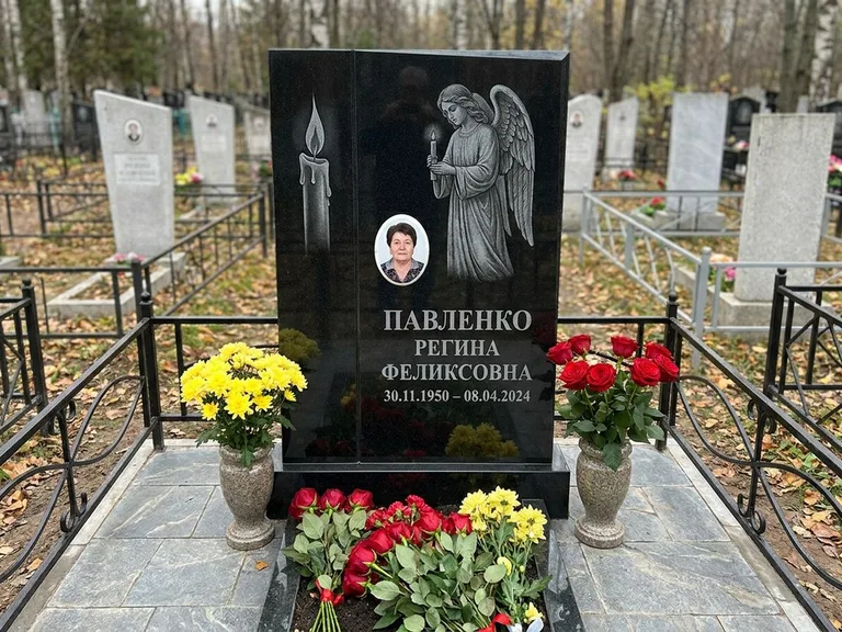 Памятник с гравировкой ангела — гравировка молящегося ангела в верхней части стелы, работа «Пантелеева» в Сургуте
