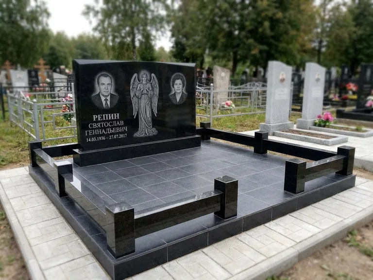 Памятник с гравировкой ангела — гравировка ангела с крестом рядом с эпитафией, работа «Касаткин» в Сургуте