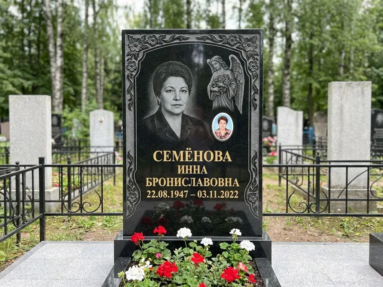 Памятник с гравировкой ангела — гравировка ангела с голубем по диагонали стелы, работа «Лобанова» в Сургуте