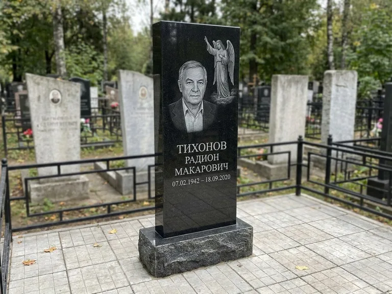 Памятник с гравировкой ангела — гравировка двух ангелов по сторонам портрета, работа «Свиридов» в Сургуте